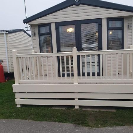 Swift Burgundy Apartment Prestatyn Exterior photo